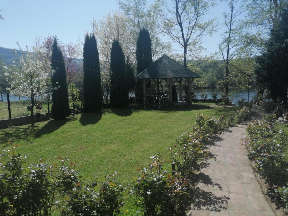 Apartman "Kapetana Luka" Ljubovija ภายนอก รูปภาพ